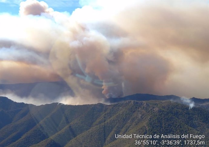 Imagen del incendio forestal en Los Guájares (Granada).