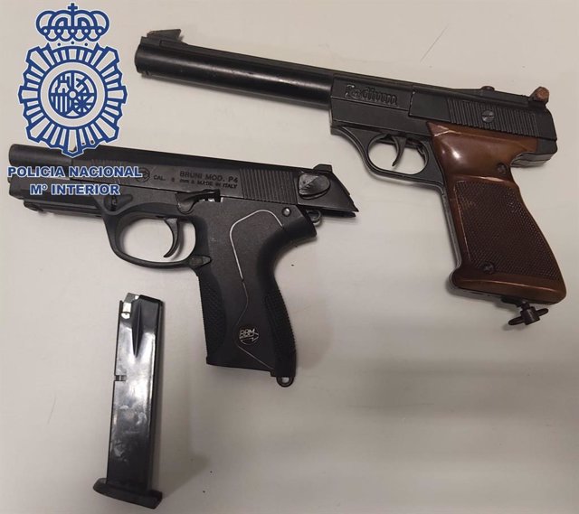 Armas intervenidas a una joven que fue detenida en Cesantes (Redondela) tras amenazar con una pistola sus tías para robarles los teléfonos móviles.