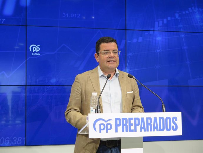 El diputado del PP de La Rioja, Alfondo Domínguez en comparecencia de prensa