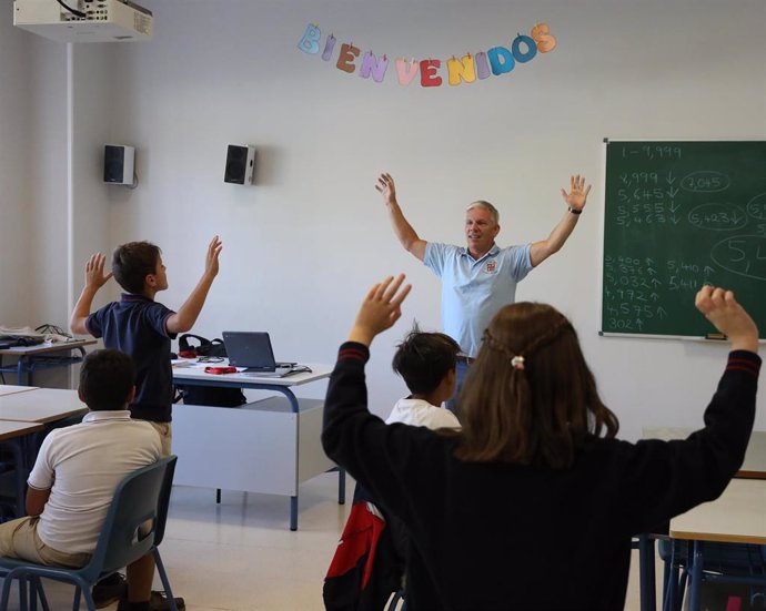 Un profesor da clase el día del inicio del curso en el colegio de la Alameda de Osuna, a 5 de septiembre de 2022, en Madrid (España). 