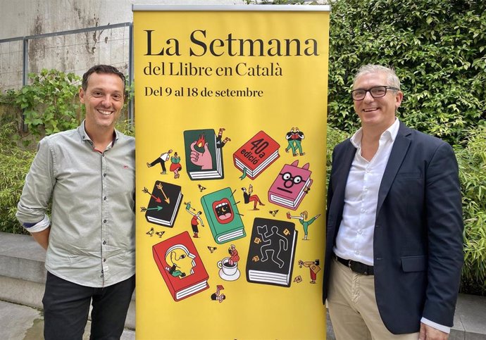 El presidente de La Setmana del Llibre en Catal, Joan Carles Girbés, acompañado por el de Editors.Cat, Joan Abella, en Barcelona