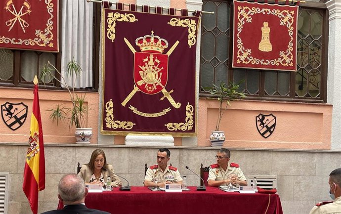 De izquierda a derecha, la vicerrectora de Educación Digital y Formación Permanente de la UZa Ana Isabel Allueva; el general director de la Academia General Militar, Manuel Pérez López,  y el director del curso, el coronel José Manuel Pedrosa Carrera.