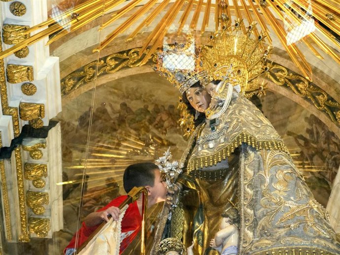 Pedro en el Camarín de la Virgen, besando la imagen de la patrona de Valencia