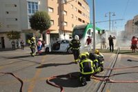 El TramBahía prueba su sistema de emergencias simulando un incendio en un tren en la calle Real de San Fernando (Cádiz)
