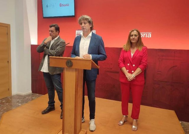 El alcalde de Soria Carlos Martínez, el secretario general de Cultura y Deporte Víctor Francos, y la delegada del Gobierno Virginia Barcones.