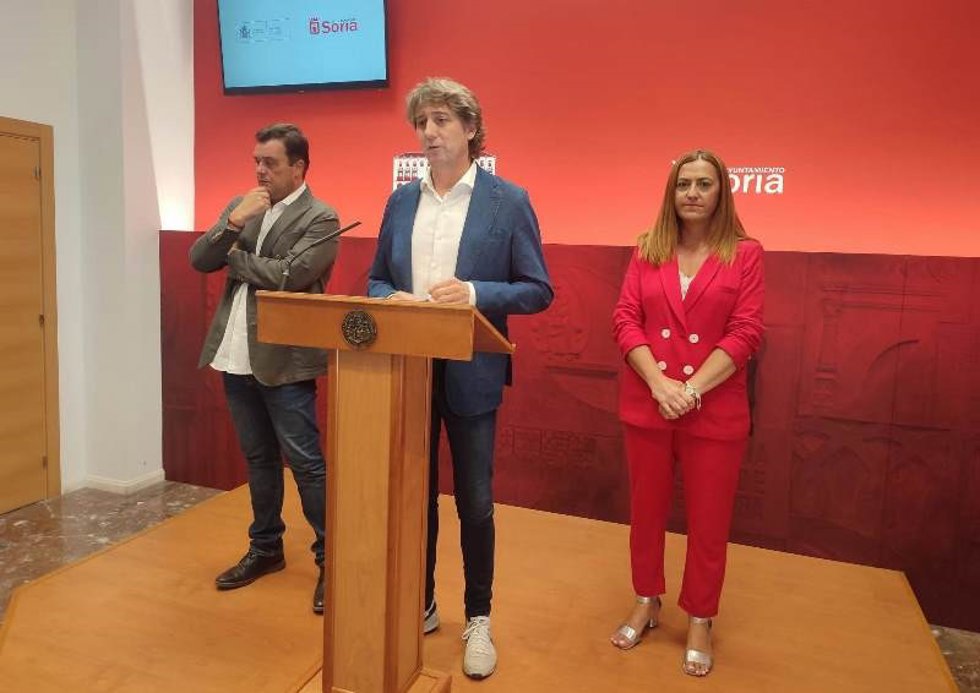 El alcalde de Soria Carlos Martínez, el secretario general de Cultura y Deporte Víctor Francos, y la delegada del Gobierno Virginia Barcones.