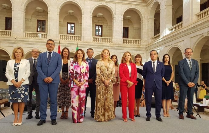 Foto de familia de la toma de posesión de los delegados territoriales de la Junta en Málaga