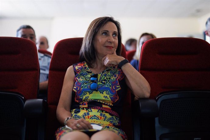 La ministra de Defensa, Margarita Robles, durante su visita al ALA 35 del Ejército del Aire y del Espacio, en la Base Aérea de Getafe, a 23 de agosto de 2022, en Getafe, Madrid (España). Getafe inició su vinculación con la aviación en 1911 al ser selecc