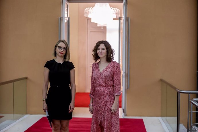 La portavoz de Unidas Podemos (UP) en la Asamblea de Madrid, Carolina Alonso (i), y la presidenta de la Comunidad de Madrid, Isabel Díaz Ayuso (d), posan a su llegada a una reunión bilateral con los portavoces de los grupos parlamentarios de la Asamblea