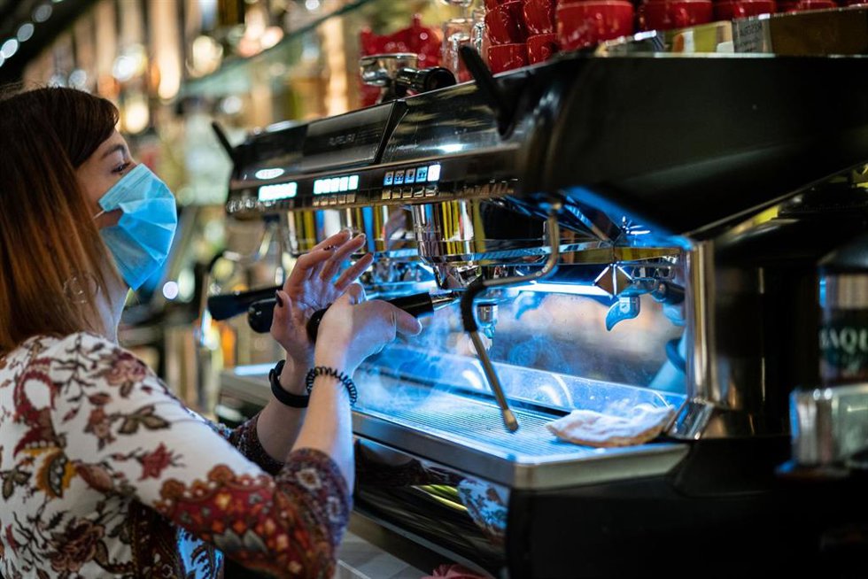 Archivo - Un trabajador prepara un café durante una jornada marcada por la reapertura de los establecimientos en los municipios vascos pertenecientes a la zona roja, en Vitoria, Álava, País Vasco, (España), a 10 de febrero de 2021. La reapertura se pr