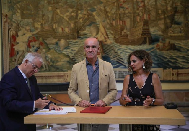 El alcalde y la ministra de Hacienda firman la escritura de las dos casas del Patio Banderas en presencia del notario Francisco Javier López Cano.