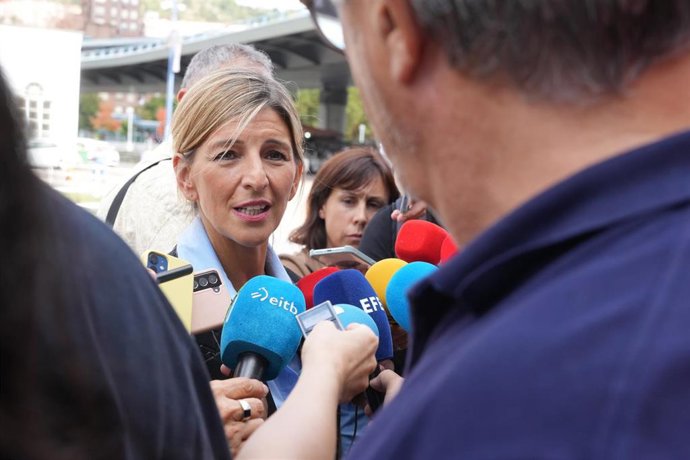 La vicepresidenta y ministra de Trabajo, Yolanda Díaz, hace declaraciones a los medios informativos en Bilbao