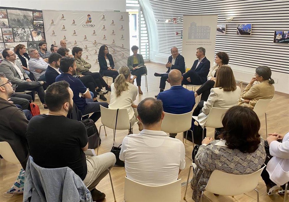 El ministro de Cultura y Deporte, Miquel Iceta, en un encuentro con representantes del sector cultural en Santiago