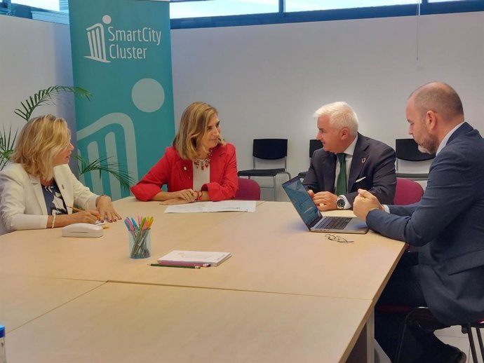 La consejera de Empleo, Empresa y Trabajo Autónomo, Rocío Blanco, en una reunión con los representantes de Smartcity Cluster
