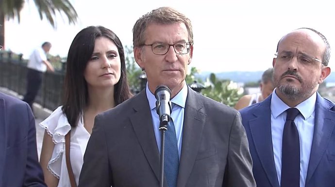 El presidente del PP, Alberto Núñez Feijóo, junto a la diputada del PP en el Parlament Lorena Roldán y el presidente del PP catalán, Alejandro Fernández, en unas declaraciones a los medios desde Tarragona.