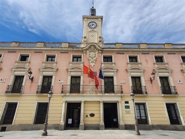 El Ayuntamiento de Alcalá de Henares con la bandera de la Comunidad de Madrid a media asta por el decreto de luto por la muerte de Isabel II