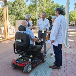El candidato del PP a la Alcaldía de Sevilla, José Luis Sanz, se reúne con vecinos para detallarles algunas de sus propuestas.