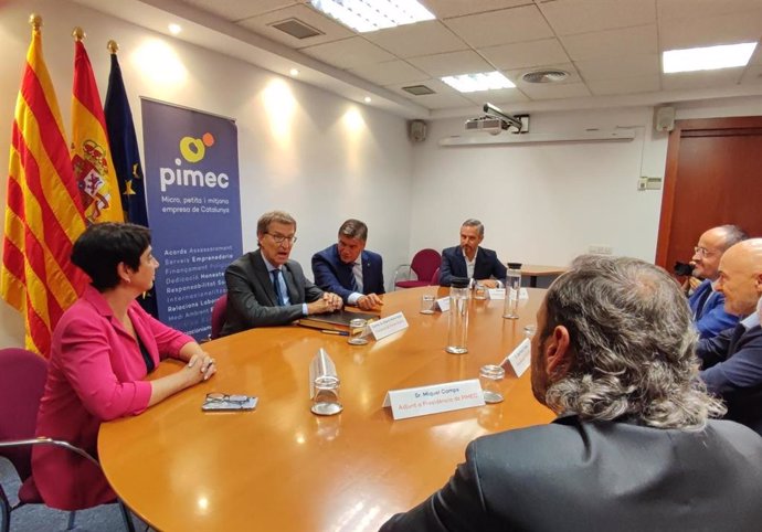 El presidente del PP, Alberto Núñez Feijóo, en una reunión con el presidente de Pimec, Antonio Cañete, y miembros de la directiva de la patronal