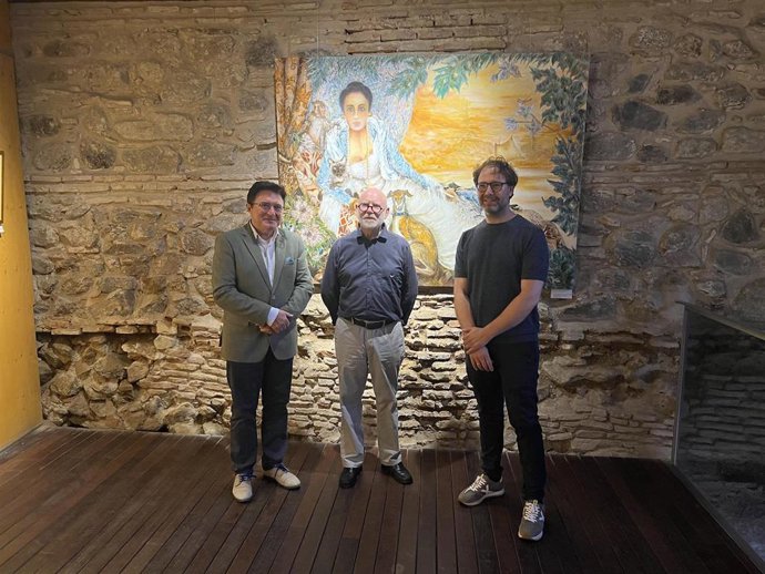 El concejal de Cultura, Teo García, y el gerente del Consorcio, Jesús Corroto, han inaugurado este viernes en las Cuevas de Hércules la exposición '25 años en Oriente' del artista neoyorquino William Marazzi