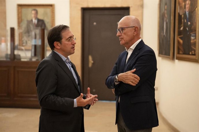 El ministro José Manuel Albares con el presidente de la Academia Europea Leadership y exlíder de Unió, Josep Antoni Duran i Lleida.