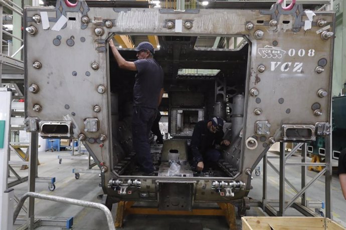 Dos trabajadores en la Fábrica de Armas de Trubia donde se construyen los vehículos 8x8.