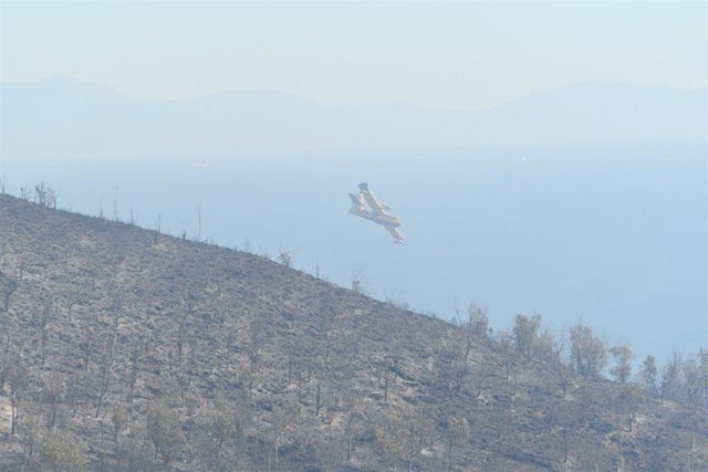 Un helicóptero trabaja en la zona del incendio declarado en Ceuta este pasado jueves