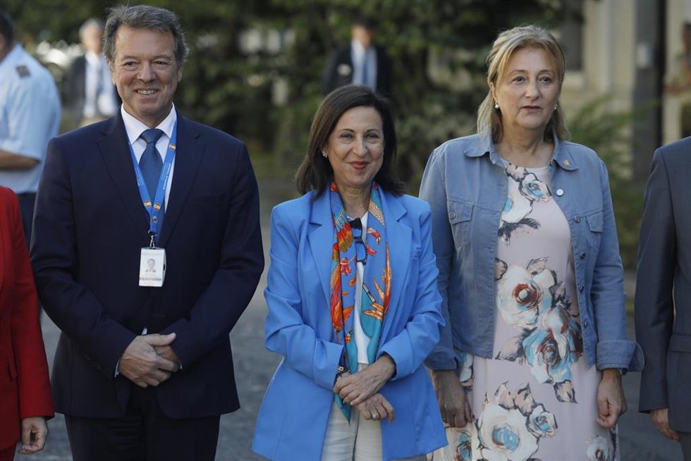 La ministra de Defensa, Margarita Robles (c), posa a su llegada a la fábrica General Dinamics, a 9 de septiembre de 2022, en Trubia, Asturias (España). La ministra se ha desplazado hasta la fábrica para revisar y conocer de primera mano cómo se desarrol