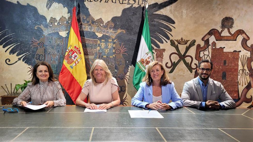 Firma del acuerdo por el que el Hospital Quirónsalud Marbella pone en marcha un programa de acompañamiento a pacientes ingresados