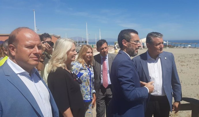 Sanz junto con el alcalde de La Línea en la zona de playa del municipio por el OS35.