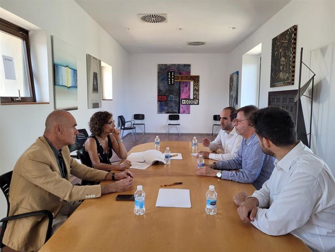 Los representantes de Sevilla Quiere Metro con la ministra de Hacienda, María Jesús Montero, y el alcalde de Sevilla, Antonio Muñoz.