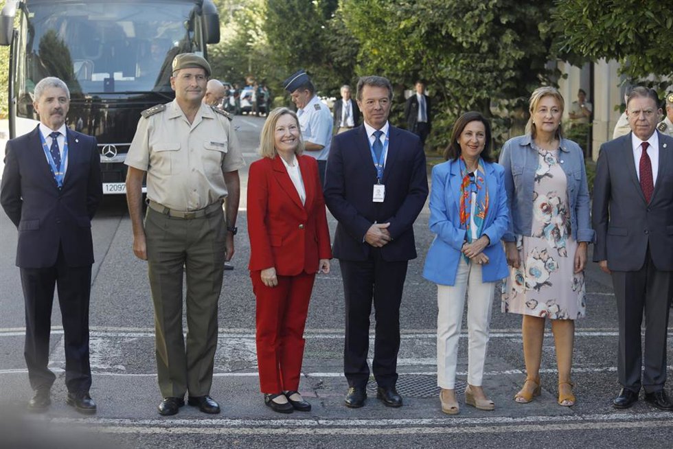La ministra de Defensa, Margarita Robles (3d), posa a su llegada a la fábrica General Dinamics, a 9 de septiembre de 2022, en Trubia, Asturias (España). La ministra se ha desplazado hasta la fábrica para revisar y conocer de primera mano cómo se desarro
