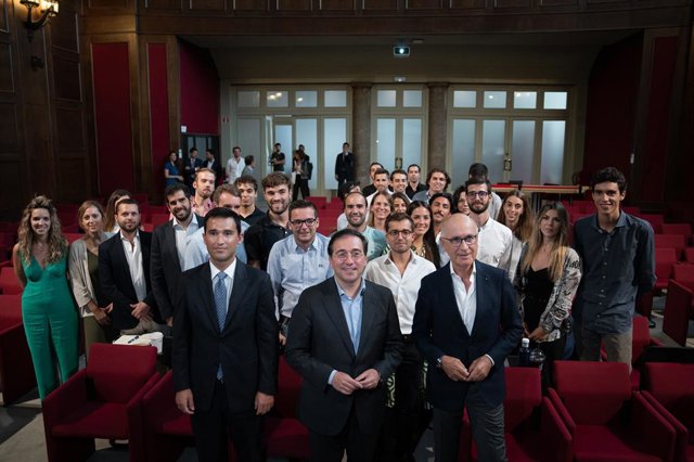 El ministre d'Afers Exteriors, José Manuel Albares, en l'obertura del II Programa de Lideratge per a l'Europa del segle XXI de l'Academia Europea Leadership (AEL), al costat del president de l'acadèmia, Josep Antoni Duran i Lleida