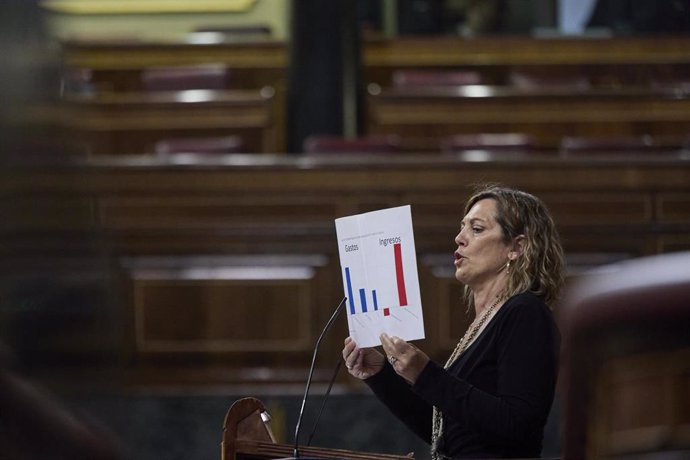 Archivo - La diputada del PP, Milagros Marcos Ortega, muestra un gráfico mientras interviene en una sesión plenaria en el Congreso de los Diputados