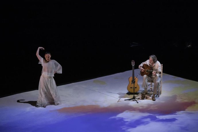 Archivo - La bailaora Rocío Molina junto al guitarrista Rafael Riqueni durante la pasada edición de la Bienal.