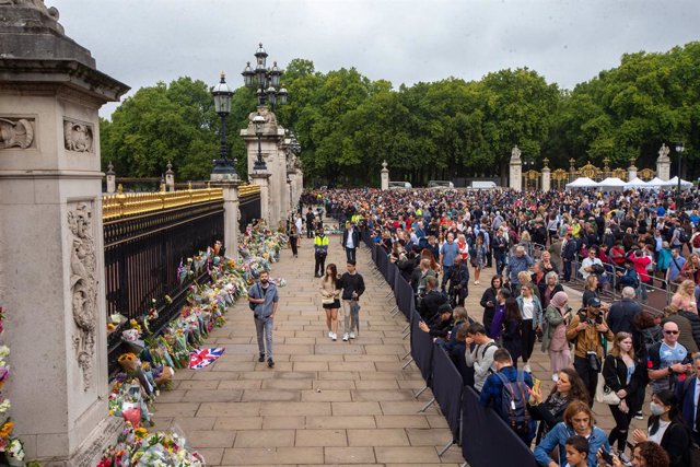 Ciutadans britànics esperen Carles III al Palau de Buckingham