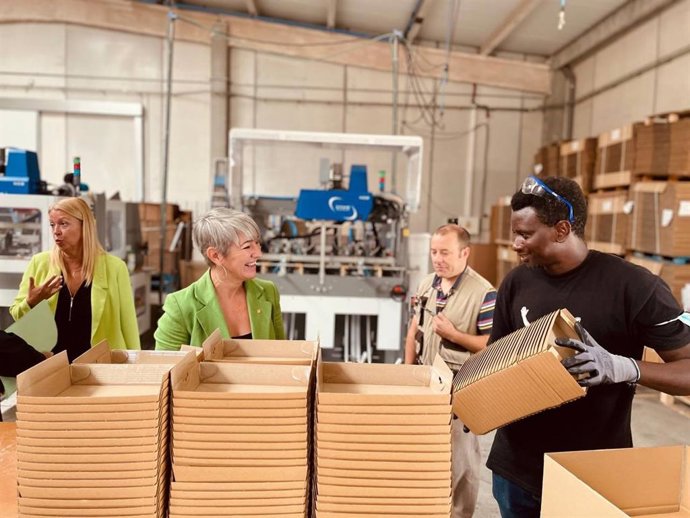 La consellera Lourdes Ciuró en los talleres ocupacionales CIRE en Raimat (Lleida)