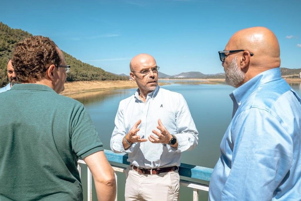 Jorge Buxadé con representantes de Vox en el embalse de Puente Nuevo.