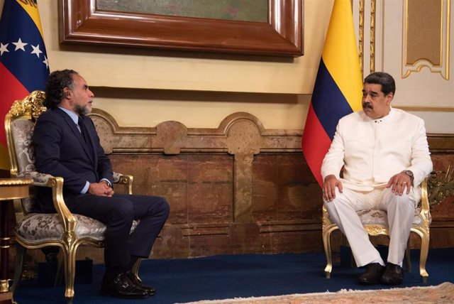 El presidente de Venezuela, Nicolás Maduro, recibe al embajador de Colombia, Armando Benedetti