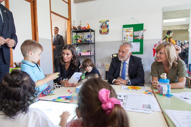 (I-D) La Reina Letizia; el presidente de Canarias, Ángel Víctor Torres; y la ministra de Educación, Pilar Alegría, conversan con alumnos en la inauguración del nuevo curso escolar, en el colegio Princesa Acerina de Los Llanos de Aridane