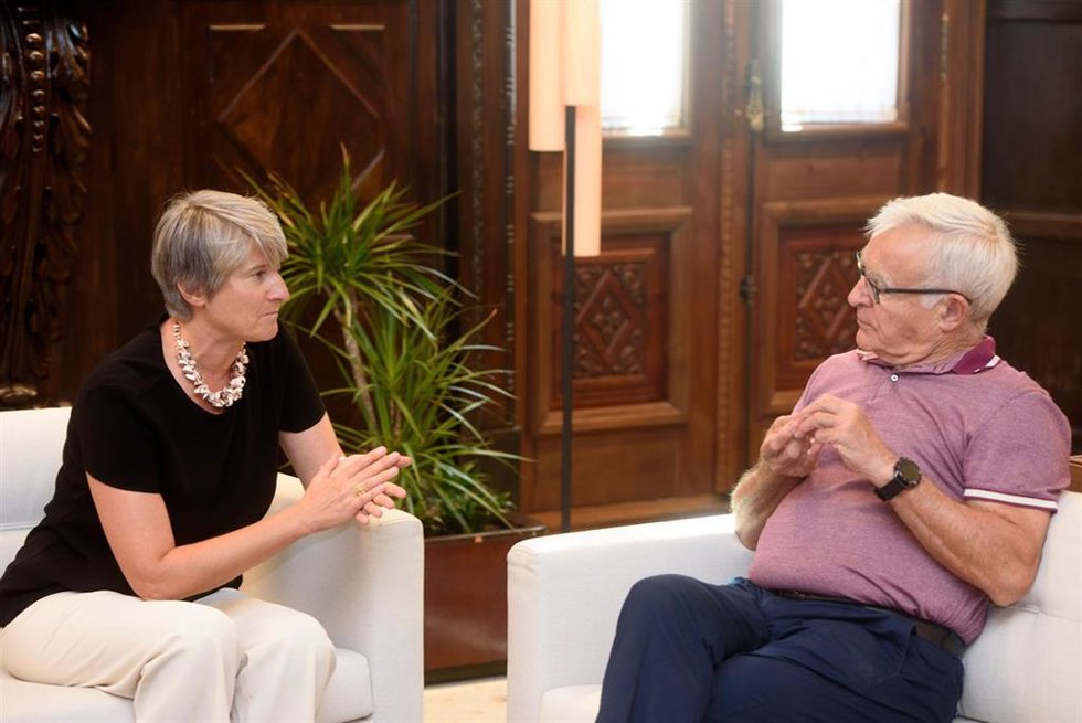 El Alcalde De Valncia, Joan Ribó, Recibe A La Directora General De Ouigo España, Hélne Valenzuela.