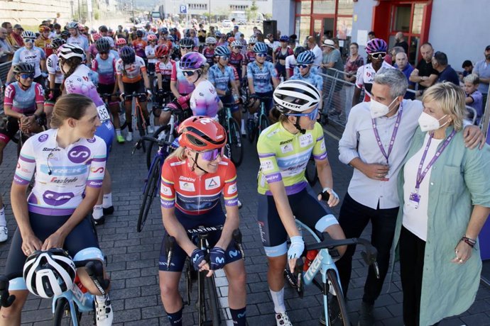 El vicepresidente, Pablo Zuloaga, y la alcaldesa de Camargo, Esther Bolado, en la salida de la vuelta ciclista a España femenina