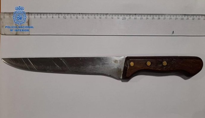 Cuchillo utiliazado por el detenido por amenazas.