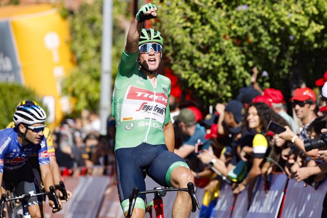 Mads Pedersen (Trek-Segafredo) celebra su victoria en Talavera de la Reina en el sprint de la decimonovena etapa de La Vuelta 2022