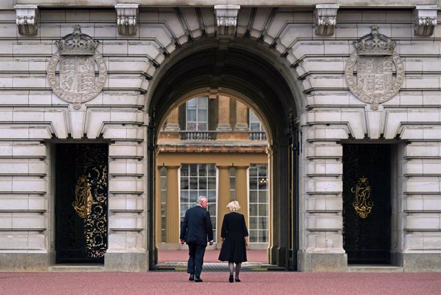 El rei Carles III i la reina consort arriben al Palau de Buckingham.