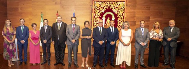 Foto de familia de los nuevos delegados, junto a García, Nieto y Estrella.