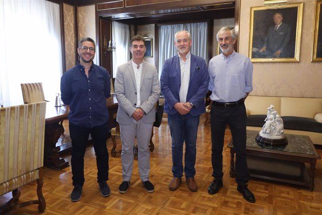 En el centro:  el consejero de Políticas Migratorias y Justicia, Eduardo Santos; el nuevo director del centro penitenciario de Pamplona, Pedro Lacal.