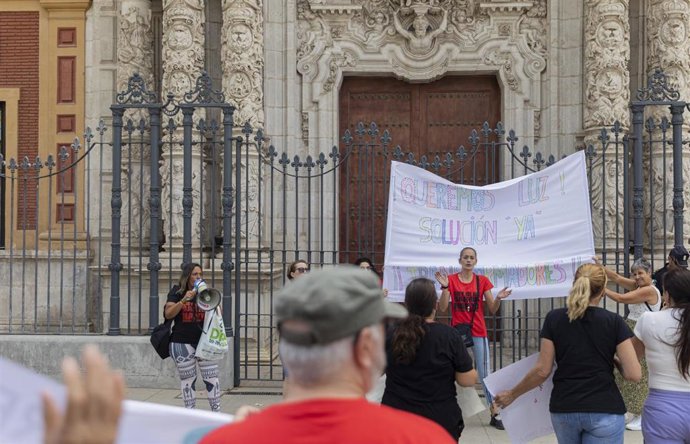 Archivo - Acto de protesta por los "constantes" cortes de luz, en foto de archivo, ante San Telmo.