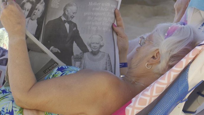Turistas británicos en Benidorm, "devastados" por la muerte de Isabel II: "Hemos perdido a nuestra abuela"