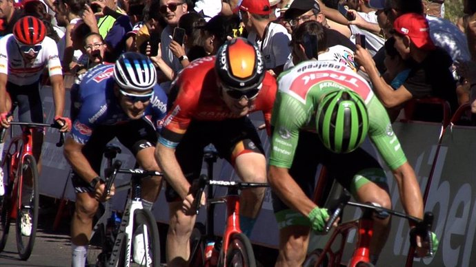 El ciclista danés Mads Pedersen y el británico Fred Wright en el sprint de la etapa de La Vuelta con final en Talavera de la Reina