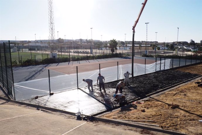 El Ayuntamiento de Palos de la Frontera ultima los trabajos de la nueva pista de pádel.
